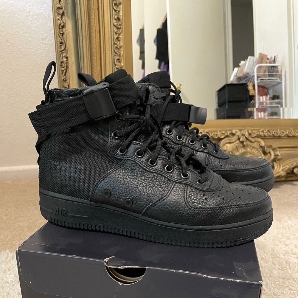 Nike SF AF1 MID “triple black”